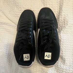 Dolce Vita DV Bynx Black and White Women’s Sneaker Size 8.5